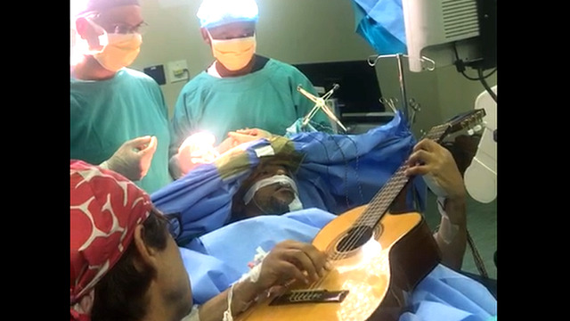 Beyin ameliyatı olurken gitar çaldı!