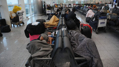 12 gündür havalimanında yaşıyorlar