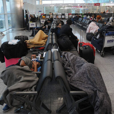 12 gündür havalimanında yaşıyorlar