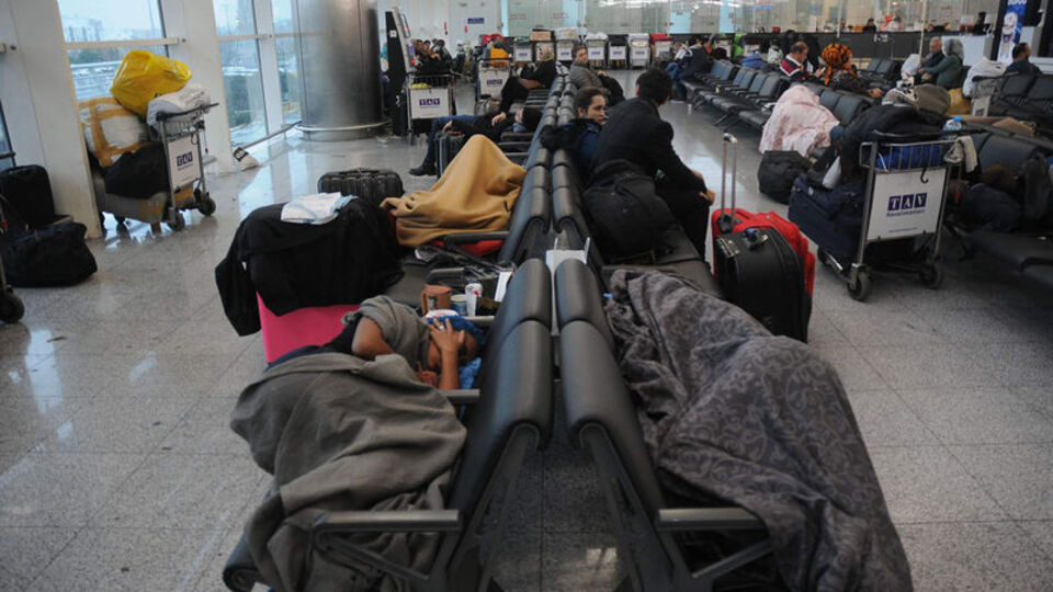 12 gündür havalimanında yaşıyorlar