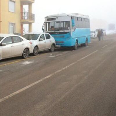 7 araca çarparak durabildi! Şoför hareketten 20 metre sonra...
