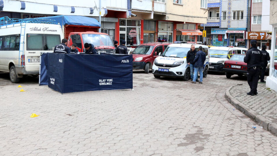 Sokak ortasında 3 çocuk babasına kurşun yağdırdı