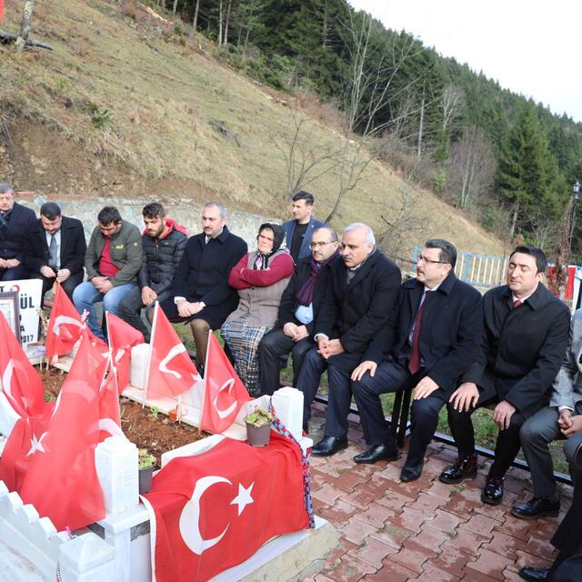 Bakan Gül, Şehit Eren'i ziyaret etti