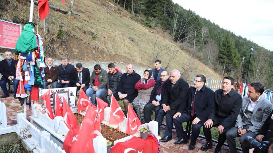 Bakan Gül, Şehit Eren'i ziyaret etti