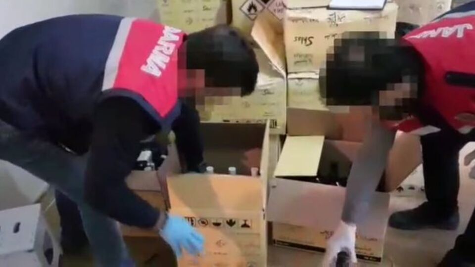 Kadın ayakkabısıyla aile imajı verip yaptıkları akılalmaz!