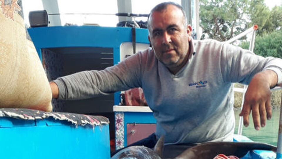 İşte insanlık... Oltasına köpek balığı takıldı ve...