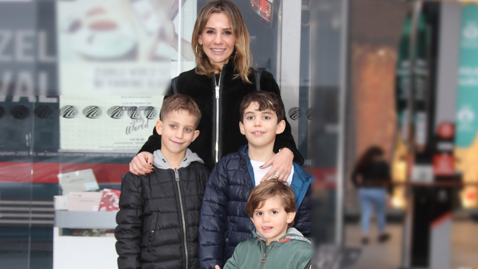 Oğullarıyla birlikte alışverişte