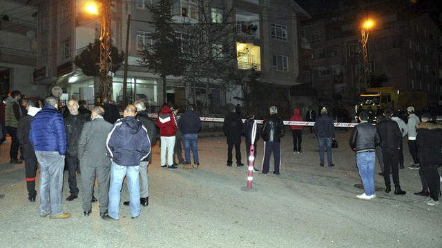 Boğazına bıçak dayadı, intihara kalkıştı