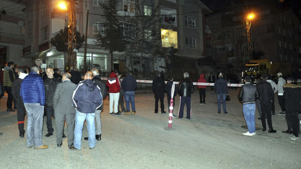 Boğazına bıçak dayadı, intihara kalkıştı