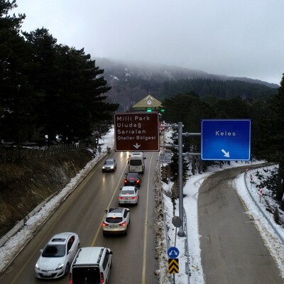 Kilometrelerce kuyruk oluştu! Otomobiller kontak kapattı