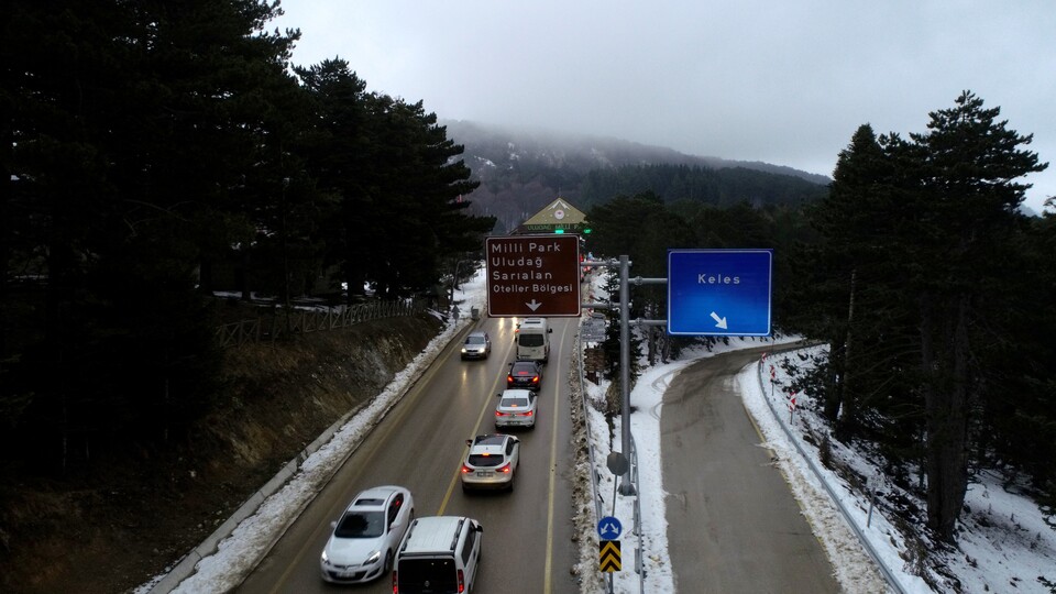 Kilometrelerce kuyruk oluştu! Otomobiller kontak kapattı