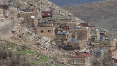 Bu köyde yaşayanlar çok korkuyor! Köye kaya yağıyor!