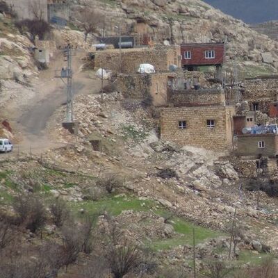 Bu köyde yaşayanlar çok korkuyor! Köye kaya yağıyor!