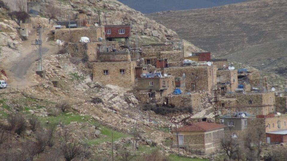 Bu köyde yaşayanlar çok korkuyor! Köye kaya yağıyor!