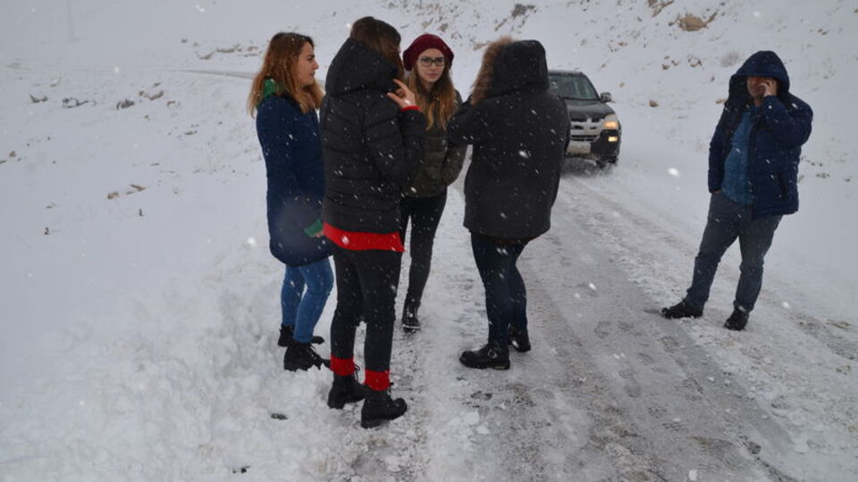 Muş'ta öğretmenler karda mahsur kaldı