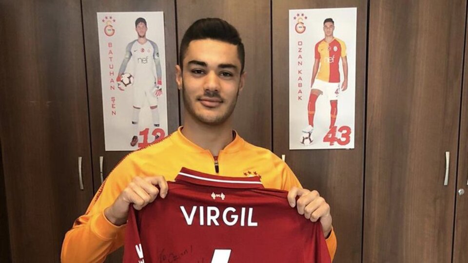 Van Dijk'tan Ozan Kabak'a imzalı forma