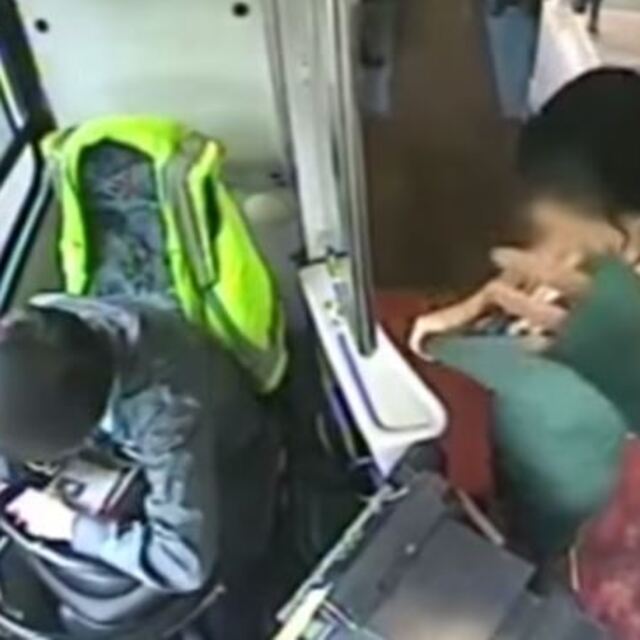 Dünya bunu konuşuyor! Halk otobüsünde striptiz yaptı!