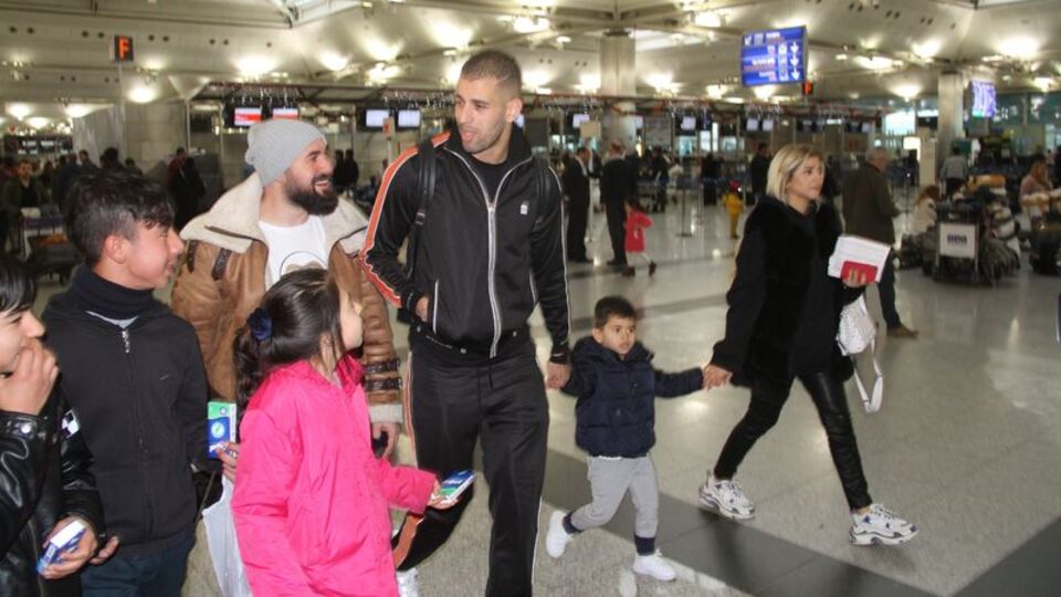 Slimani'den mendil satan çocuğa 100 TL harçlık