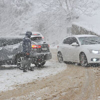 Kar geçit vermiyor! Araçlar yolda kaldı...