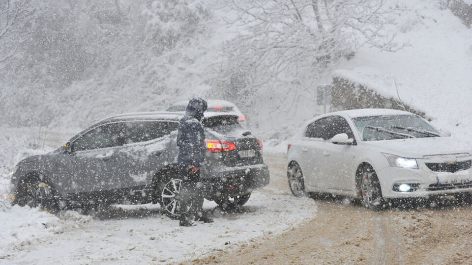 Kar geçit vermiyor! Araçlar yolda kaldı...
