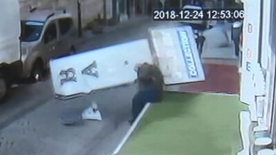 Kaldırımda oturan adamın üstüne reklam panosu düştü