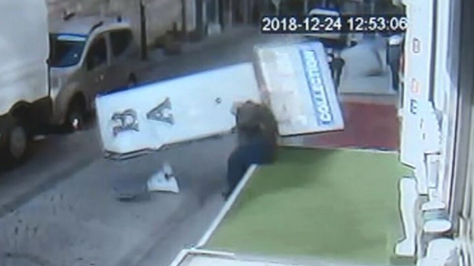 Kaldırımda oturan adamın üstüne reklam panosu düştü