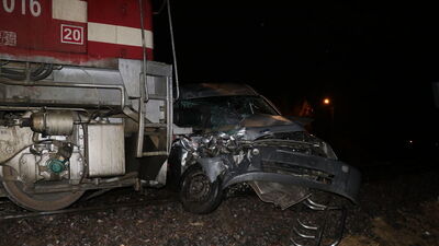 Feci kaza! Yük treni aracı biçti