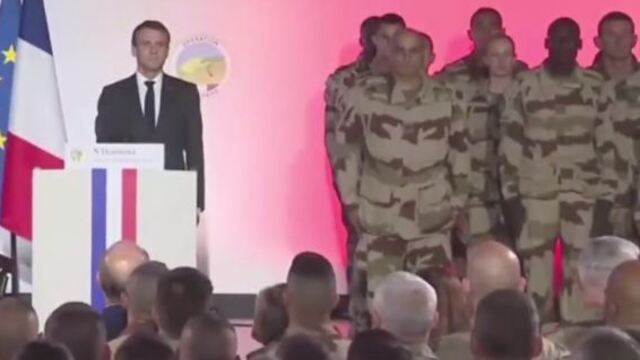 Macron'un konuşması askeri bayılttı!