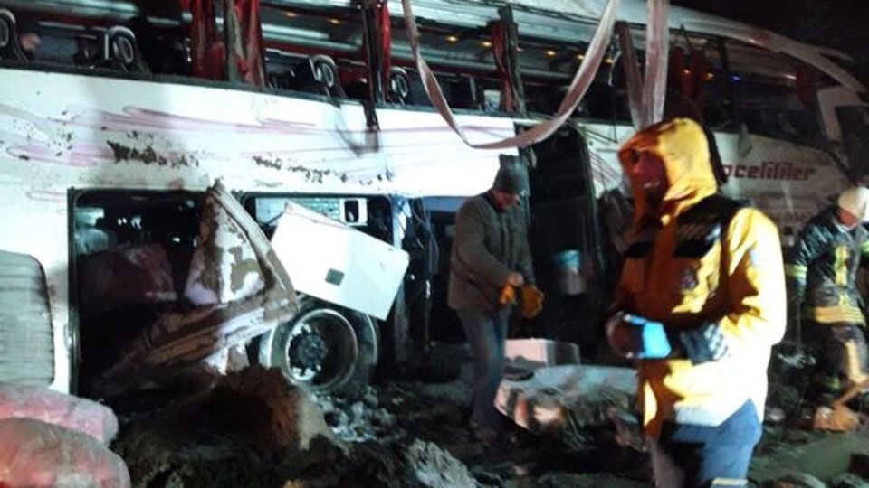 Üç yolcu otobüsü devrildi, bilanço ağır!