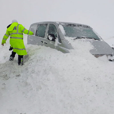 İki kent arasında kara yolu ulaşımı durdu! İlerleyemiyorlar...