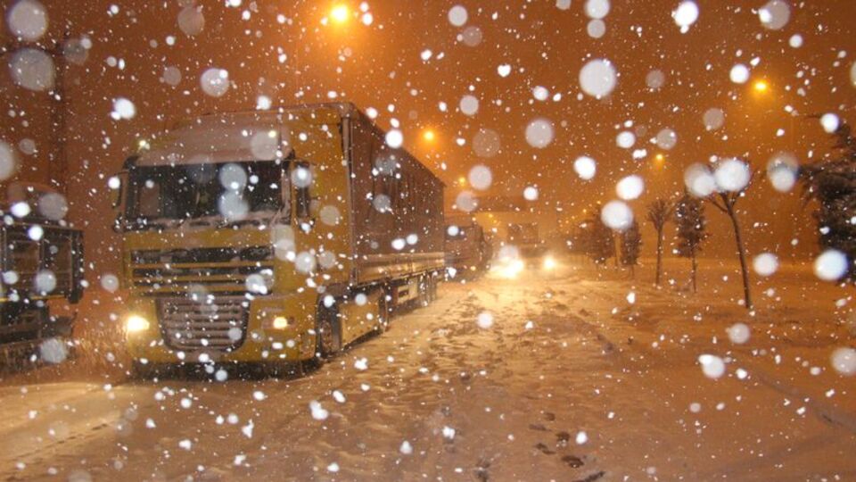 Geçit vermiyor! Şehirlerarası ulaşıma kar engeli