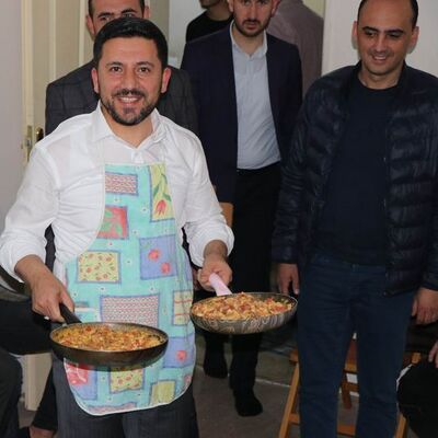 Belediye başkan adayı öğrencilere menemen yaptı