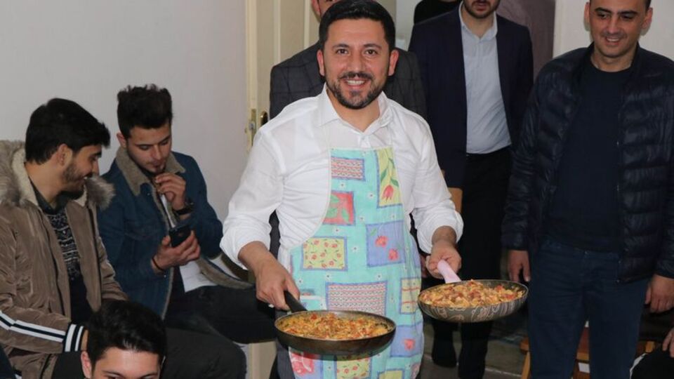 Belediye başkan adayı öğrencilere menemen yaptı