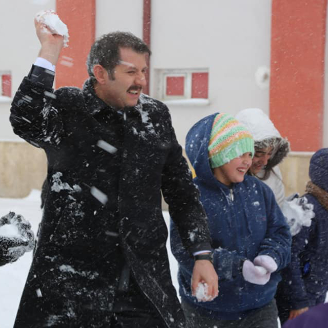 Okulları tatil edip, öğrencilerle kar topu oynadı