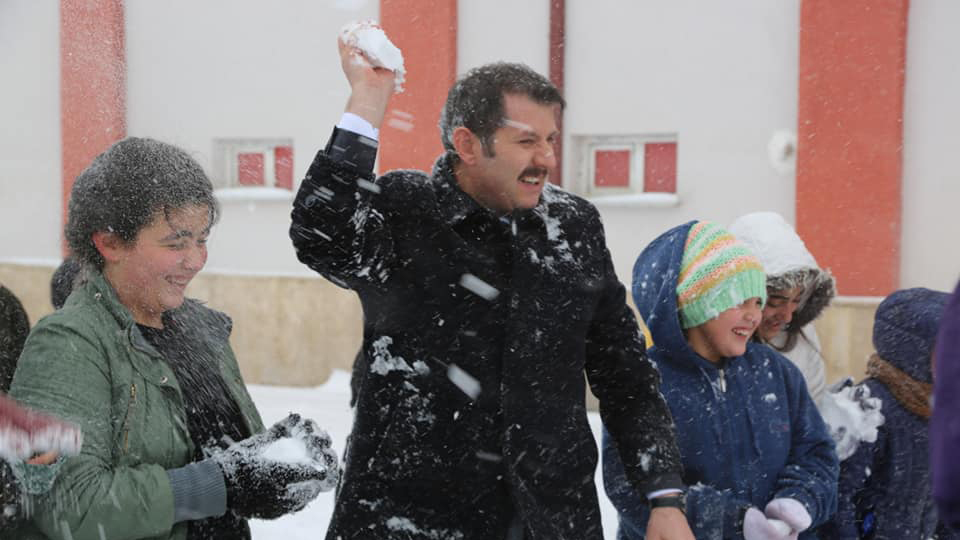 Okulları tatil edip, öğrencilerle kar topu oynadı