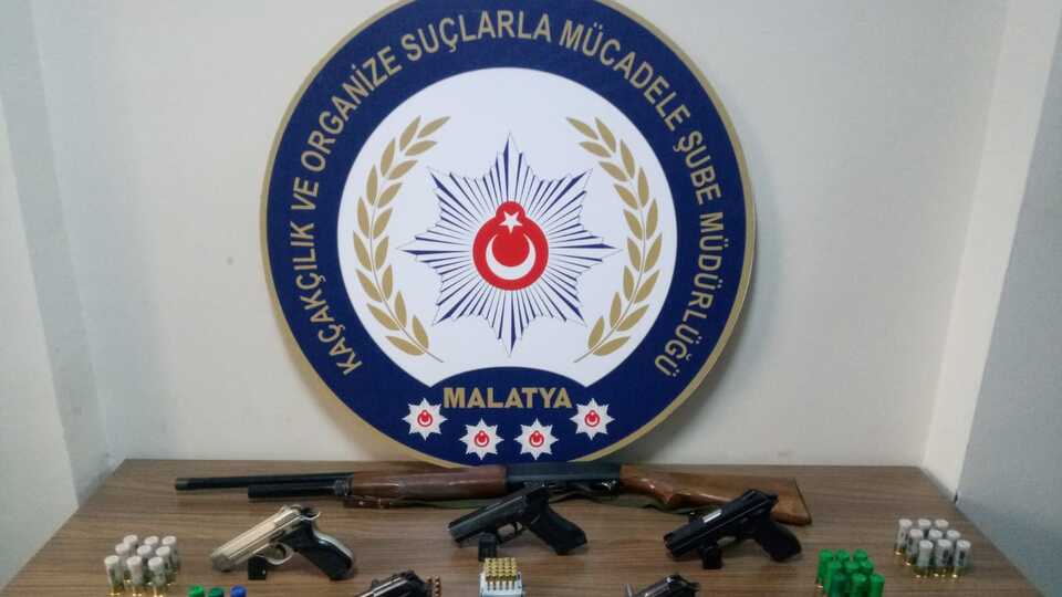 Silah ticareti ve kaçakçılığı yapanlara operasyon: 5 gözaltı
