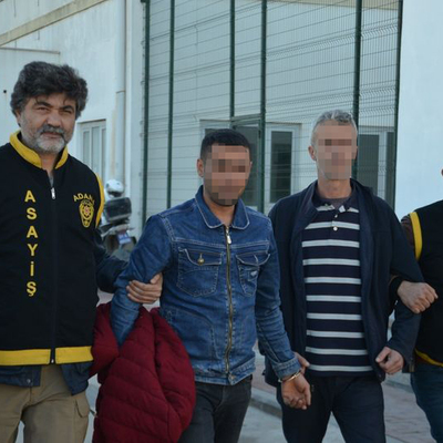 İki kafadar eve gitmek için beton mikseri çaldı