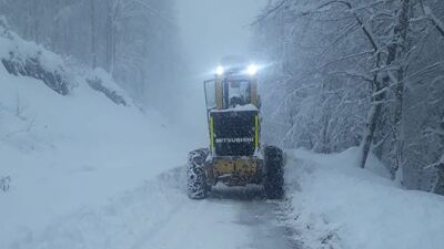 Kar ve tipi geçit vermiyor! 40 yol ulaşıma kapandı