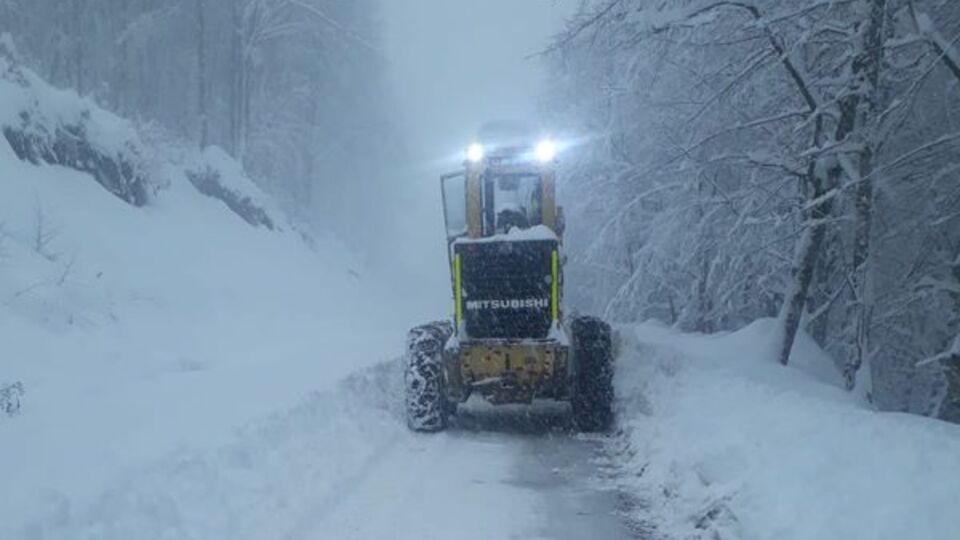 Kar ve tipi geçit vermiyor! 40 yol ulaşıma kapandı