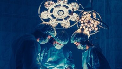 Görenler şaşkına dönüyor! Kalbi göbeğinin dışında...