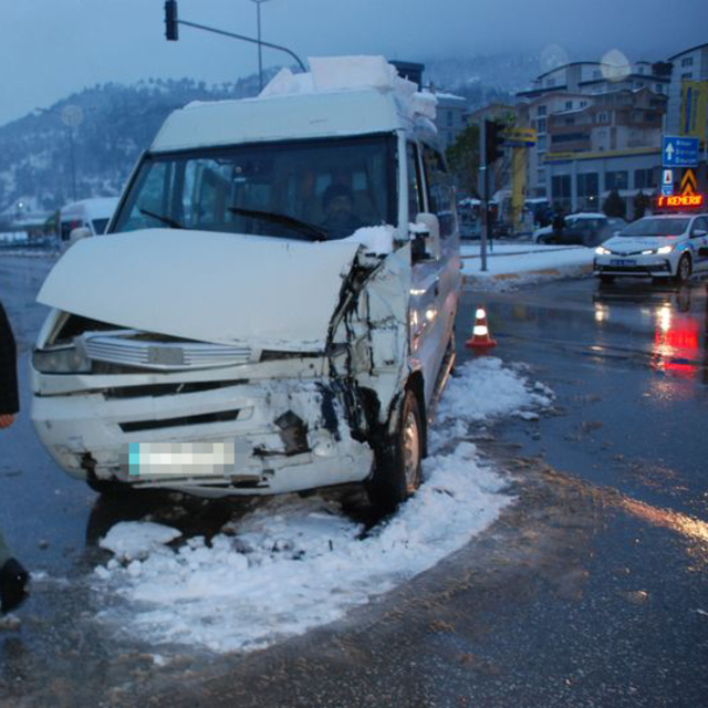Okul servisi halk otobüsü ile çarpıştı: 12 yaralı