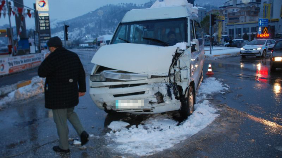 Okul servisi halk otobüsü ile çarpıştı: 12 yaralı