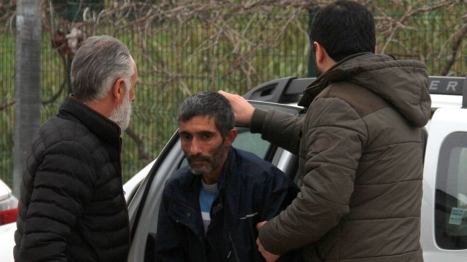 Boşanmak isteyen 20 yıllık eşini önce çekiç sonra bıçak ile öldürdü!