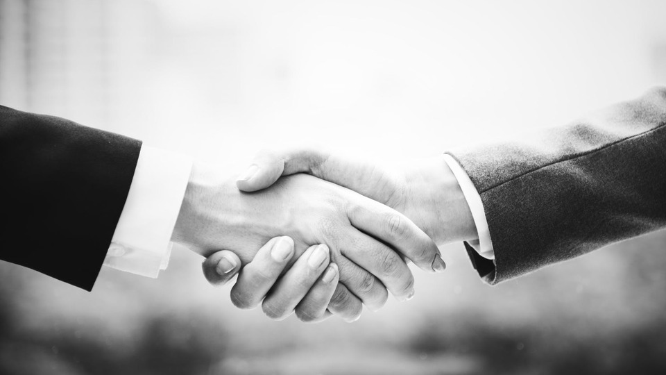 77 milyarlık dev el sıkışma