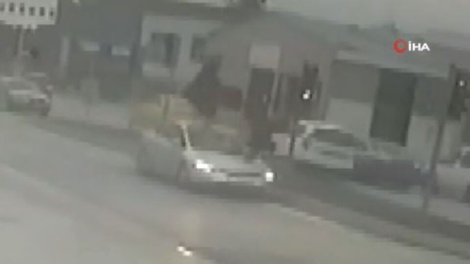 İnsanın kanını donduran kaza! Abla ve kardeşe çarptı!