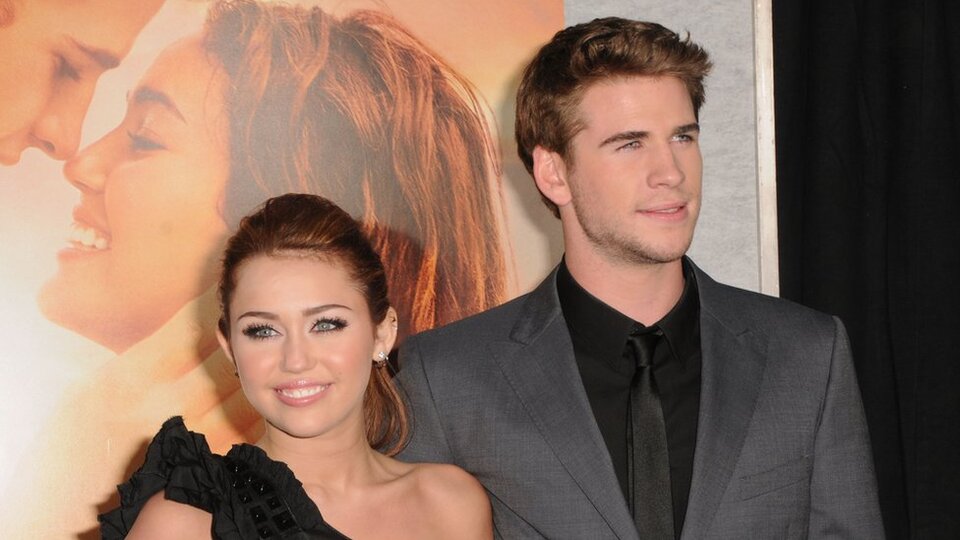 Miley Cyrus oyuncu sevgilisi Liam Hemsworth ile evlendi