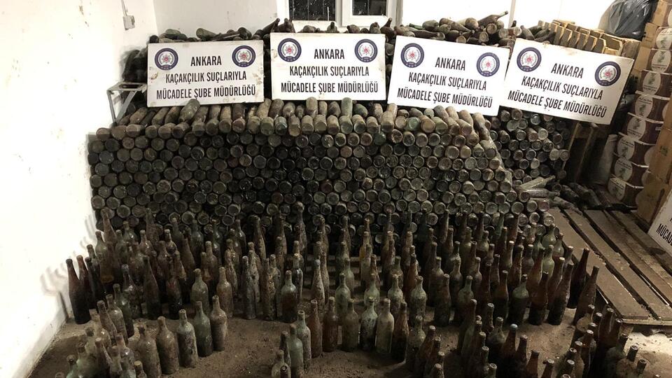 Toprağa gömdüğü sahte içkilerle yakalandı