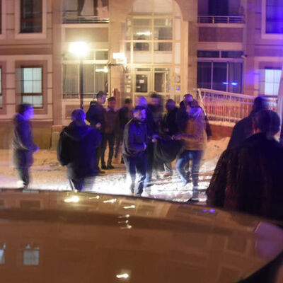 Çocukların ağlaması duyan komşular haber verdi! Koca eve gelince dehşeti yaşadı