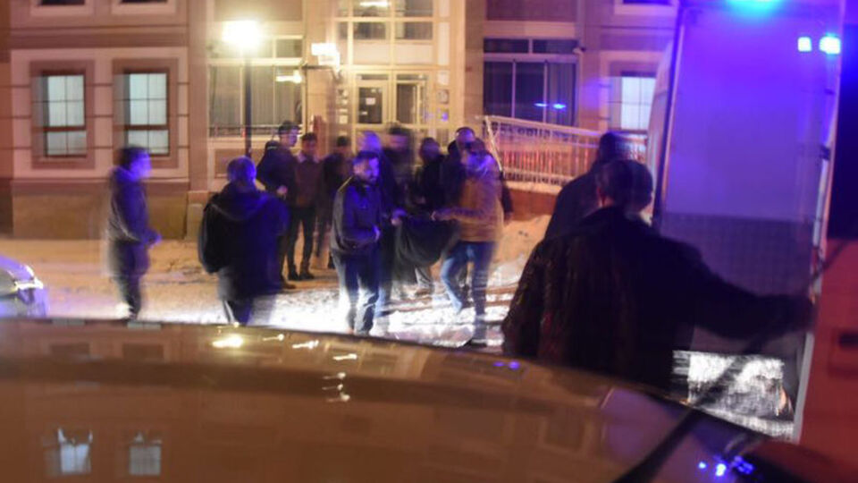 Çocukların ağlaması duyan komşular haber verdi! Koca eve gelince dehşeti yaşadı