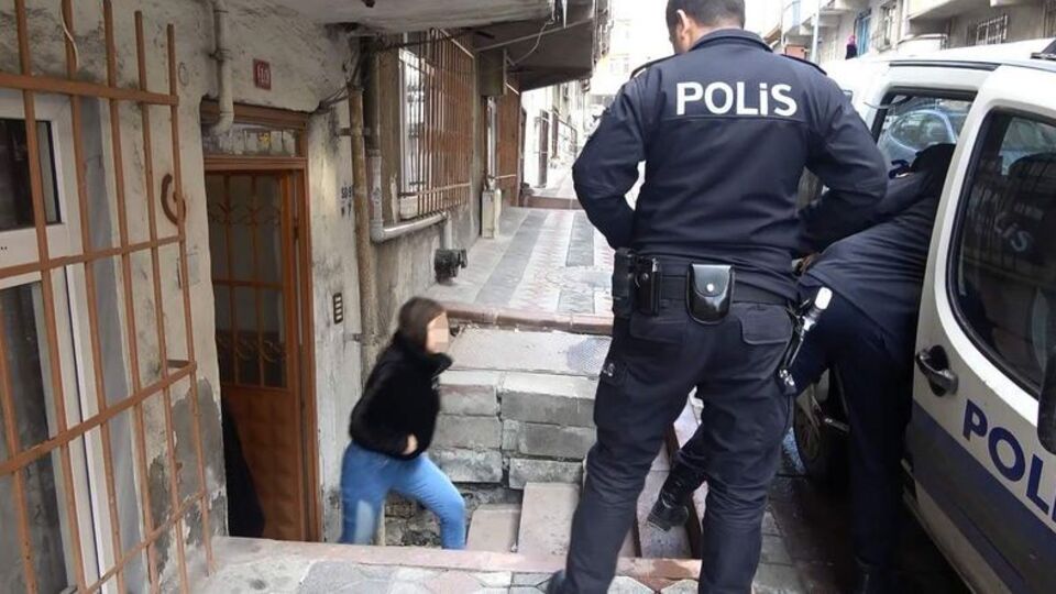 18 yaşındaki kızına yaptığı dehşete düşürdü!